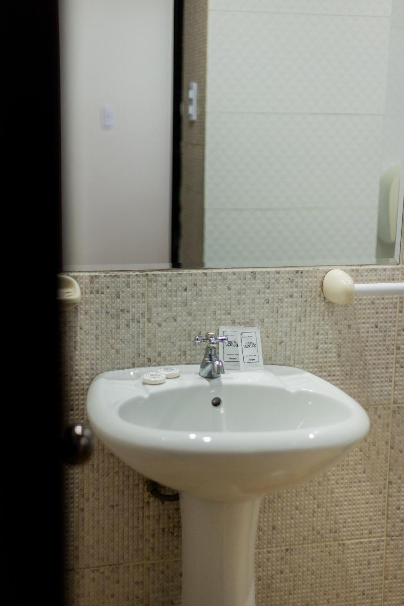 Hotel Venture Чинча Алта Екстериор снимка